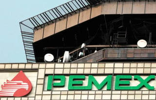 La empresa estatal Petróleos Mexicanos (Pemex) reportó este viernes una pérdida neta de 21,417 millones de dólares en todo 2020, un aumento de 38.2 % frente al resultado también negativo de 2019, pese a una ganancia de 5,531 millones de dólares en el cuarto trimestre.
(ARCHIVO)