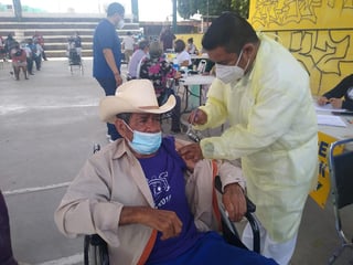 Este viernes se colocó un módulo de vacunación contra COVID-19 para adultos mayores en la cancha del ejido Coyote, del municipio de Matamoros.
(EL SIGLO DE TORREÓN)
