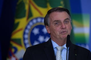 El presidente brasileño, Jair Bolsonaro, uno de los gobernantes más escépticos sobre la COVID, criticó este viernes las medidas de distanciamiento social que volvieron a imponer los Gobiernos regionales para hacer frente a la pandemia, pese al agravamiento de la misma en el país. (ARCHIVO) 
