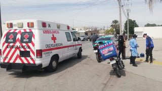 La mañana de este viernes se registró un accidente vial en la colonia Estrella de Torreón donde participaron un repartidor de pizzas y un automóvil particular. (EL SIGLO DE TORREÓN)

