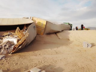 La tarde de este viernes se registró la volcadura de un tráiler cargado con latas de atún sobre el Libramiento Norte Laguna, muy cerca de la caseta de cobro ubicada en la ciudad de Torreón. (EL SIGLO DE TORREÓN)