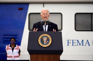 El presidente Joe Biden dijo el viernes que Irán debería ver su decisión de autorizar bombardeos estadounidenses en Siria como una advertencia de que puede esperar consecuencias por su apoyo a grupos de milicianos que amenacen intereses o personal de Estados Unidos. (AP)
