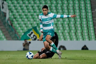 Omar Campos se ha ganado un puesto titular en la media cancha de Santos tras la baja de Diego Valdés, el canterano de apenas 18 años ya hizo un tanto en el Guardianes 2021. (JAM MEDIA)