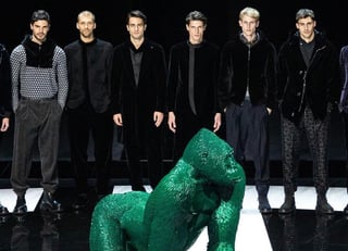 Desfilaron en un escenario circular dominado por un enorme gorila verde. (INSTAGRAM / @giorgioarmani)
