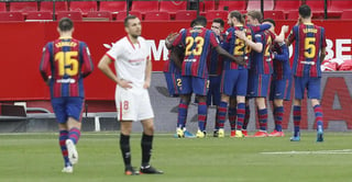 La magia de Lionel Messi apareció en el campo con una diana y una asistencia para que el Barcelona venciera de visita el sábado 2-0 al Sevilla y se enganchara otra vez a la lucha por el título de la Liga española. (EFE)
