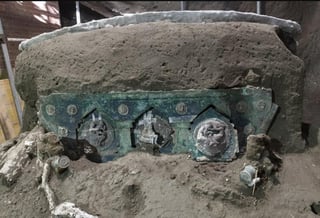 Funcionarios del sitio arqueológico de Pompeya anunciaron el sábado el hallazgo de un carro ceremonial intacto, uno de varios descubrimientos importantes en la zona fuera del parque cerca de Nápoles tras la investigación de una excavación ilegal. (Especial) 