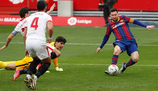 Lionel Messi dispara para marcar el segundo gol del Barcelona, en la victoria 2-0 sobre Sevilla.