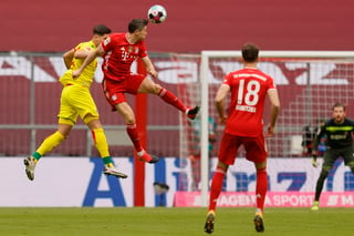 Robert Lewandowski (c) marcó dos tantos en la goleada como local del líder Bayern Múnich 5-1 sobre Colonia. (Especial) 