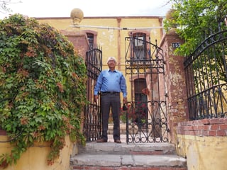 Casona. Don Carlos Fernández da la bienvenida a su centenario hogar ubicado en la colonia La Fe, al poniente de Torreón.