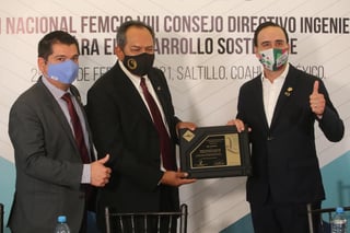 Manolo Jiménez reiteró su apoyo y solidaridad al Colegio de Ingenieros Civiles de Saltillo, que celebra su 40 aniversario.