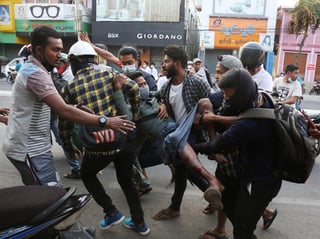  Al menos 18 manifestantes fallecieron y 30 resultaron heridos este domingo en Birmania por la represión de la policía y el ejército en las protestas contra la junta militar, según datos de la ONU, en el día más sangriento desde el golpe de Estado del 1 de febrero. (EFE)