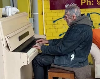 El hombre toca el piano afuera de la tienda cada fin de semana (CAPTURA)