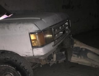 Una joven de 17 años de edad impactó el vehículo que conducía contra un auto estacionado y derribó un poste de madera en el fraccionamiento Anna de Torreón. (EL SIGLO DE TORREÓN)