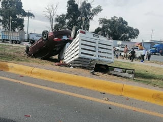 El accidente ocurrió a las 16:15 horas de ayer sobre los carriles que dirigen de Lerdo a Torreón. (EL SIGLO DE TORREÓN)