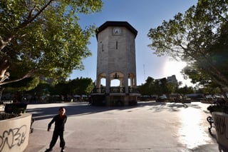 El organillo al interior de la Plaza de Armas toca La Filomena, canción representativa de Torreón, y se espera que con el mantenimiento adecuado se pueda volver a ponerlo en marcha. (ÉRICK SOTOMAYOR)