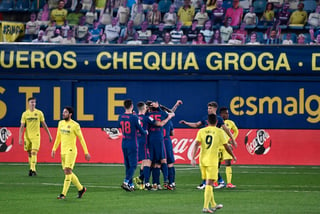 Atlético de Madrid derrotó como visitante 2-0 al Villarreal y ya le saca cinco puntos al sublíder Barcelona. (AP)