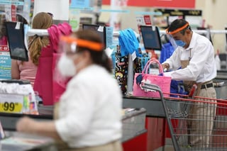 El DIF de Coahuila apoya a los adultos mayores que se desempeñan como empacadores en los centros comerciales.