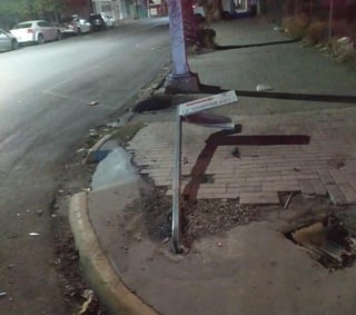 Un vehículo se dio a la fuga tras ser impactado por un autobús al que le cortó la circulación en la zona Centro de la ciudad de Torreón.
(EL SIGLO DE TORREÓN)