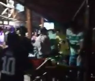 Este lunes se exhibieron mediante las redes sociales, dos videos donde se muestra una gran pelea que se originó en un bar de Matamoros, Coahuila. (Facebook)  

