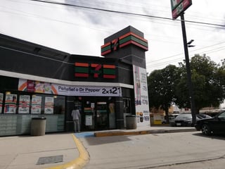 La mañana de este lunes se registró un robo con violencia en una tienda de conveniencia de la colonia Alamedas de Torreón, sujetos armados se apoderaron de dinero en efectivo.
(EL SIGLO DE TORREÓN)