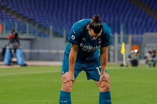 El delantero del Milan Zlatan Ibrahimović ha sufrido una nueva lesión y se perdería el partido de ida contra el Manchester United por los octavos de final de la Liga Europa. (EFE)

