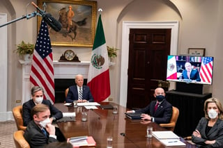 El presidente de Estados Unidos, Joe Biden, dijo este lunes que tratará a México como un 'igual' porque ambos países son 'más fuertes' cuando trabajan juntos, al reunirse de forma virtual con el mandatario mexicano, Andrés Manuel López Obrador. (EFE)