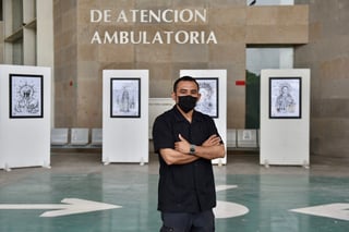 Artista. Mack 2E junto a su muestra en la Unidad de Medicina Familiar número 53 de Gómez Palacio.