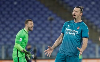 Zlatan se lesionó en el partido del domingo ante la Roma. (AP)