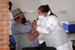 Desde el día de ayer arrancó la vacunación contra COVID-19 a los adultos mayores en los municipios de Súchil, Durango.