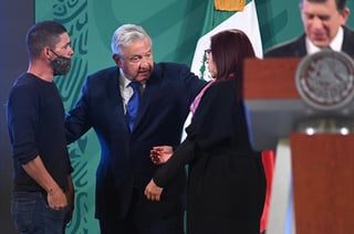 López Obrador aseguró que el joven que ayer irrumpió en plena conferencia de prensa matutina en Palacio Nacional no tenía la intención de dañar. (ARCHIVO)