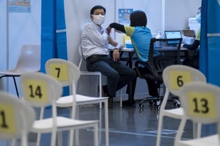 Las autoridades de Hong Kong investigan si la muerte de un hombre que sufría de una enfermedad crónica se debió a la vacuna contra el coronavirus que recibió. (ARCHIVO) 