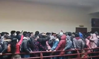 Al menos cinco estudiantes murieron y tres resultaron heridos este martes al caer desde un cuarto piso luego de que una baranda se rompió en la Universidad Pública de El Alto (UPEA) en Bolivia. (ESPECIAL) 