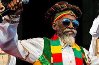  El legendario cantante jamaiquino de reggae Bunny Wailer, uno de los fundadores del icónico grupo The Wailers con Bob Marley, falleció este martes en un hospital de Kingston, Jamaica, a sus 73 años. (ESPECIAL)