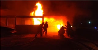 La tarde-noche de este martes se registra un incendio en un ducto de Petróleos Mexicanos (Pemex) provocado por una toma clandestina que se ubica en el interior de un inmueble localizado en el Barrio San Juan. (ARCHIVO)