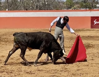 El surgido de la Academia de Cultura Taurina del Coliseo Centenario no se aleja de la cara del toro y anhela volver a partir plaza. (ESPECIAL)