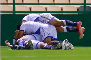 Jugadores del Puebla celebran el tanto de Daniel Álvarez al minuto 95, con el que vencieron 2-1 al campeón León. (JAM MEDIA)