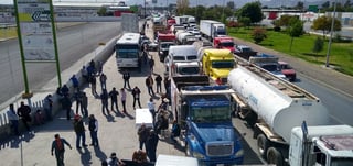 Fueron cerca de 300 choferes pertenecientes a la AMOTAC los que se manifestaron ayer en el periférico de Gómez Palacio.