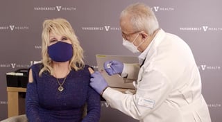 Dolly Parton mostró su respaldo a la campaña de vacunación contra el coronavirus en Estados Unidos al compartir un video en el que aparece recibiendo su primera dosis y adaptando, además, su clásico Jolene para la ocasión.  (ESPECIAL)   
