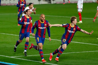 Martin Braithwaite (9) celebra luego de marcar el tercer gol del partido, en la victoria del Barcelona 3-0 sobre el Sevilla, con lo que pasó a la final de la Copa del Rey. (AP)