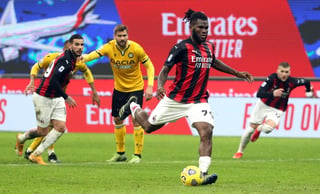 Franck Kessié anotó de penal el tanto con el que Milan igualó a un gol con el Udinese. (EFE)