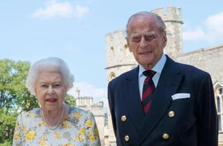 El príncipe Felipe se sometió este miércoles 'con éxito' a un procedimiento médico para tratar un problema cardíaco en el hospital de St Bartholomew de Londres, donde seguirá ingresado 'durante varios días', según informó este jueves un portavoz del Palacio de Buckingham. (ESPECIAL)   