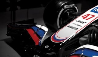  La escudería estadounidense Haas ha presentado una nueva decoración para el coche en el que debutarán sus nuevos pilotos, el alemán Mick Schumacher y el ruso Nikita Mazepin, en la que prevalecen los colores de la bandera rusa en un claro guiño a su principal patrocinador Urakali. (ESPECIAL)