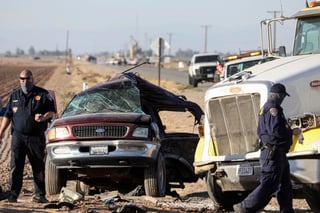 El pasado 2 de marzo un tráiler y una camioneta que transportaba a veinticinco personas se impactaron en el condado de Imperial, California, lo que ocasionó varios fallecimientos y heridos.
(ARCHIVO)