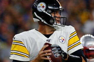 Ben Roethlisberger regresa para una 18va temporada con los Steelers de Pittsburgh, y lo hará aceptando una reducción de salario. (ARCHIVO)