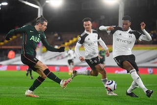 Tottenham jugó con el cuarteto ofensivo conformado por Harry Kane, Son Heung-min, Gareth Bale y Dele Alli por primera vez esta temporada, pero dependió de un autogol para llevarse el jueves la victoria 1-0 de visita a Fulham en la Liga Premier. (EFE)
