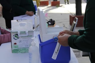Son cerca de 3 mil trabajadores en La Laguna de Durango los que esperar ser inmunizados contra el COVID-19. (ARCHIVO)