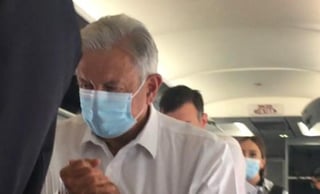 López Obrador abordó un vuelo comercial rumbo a Cancún, Quintana Roo para iniciar su gira de fin de semana por el sur y sureste. (ESPECIAL)