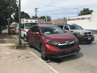 Los primeros peritajes indicaron que una camioneta Honda CR-V, color guinda, de reciente modelo, se desplazaba de sur a norte por la calle García Carrillo.
(EL SIGLO DE TORREÓN)