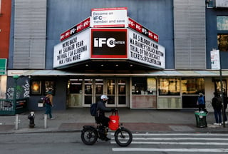 Los cines de la ciudad de Nueva York reabrieron este viernes con importantes medidas de seguridad casi un año después de que la Gran Manzana iniciara su confinamiento, que llevó a todo el sector del entretenimiento a tener que frenar en seco.(EFE)
