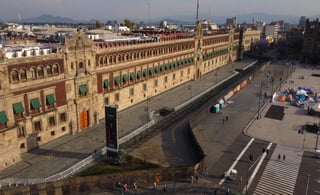 El Palacio Nacional se suma a otros inmuebles como el Palacio de Bellas Artes, que ayer fue protegido con las estructuras metálicas.
(EL UNIVERSAL)